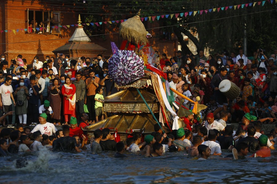 Nepal'de nisan festivali: Baharı ve yeni yılı umutla karşıladılar