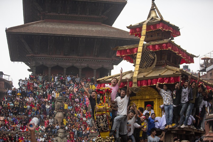 Nepal'de nisan festivali: Baharı ve yeni yılı umutla karşıladılar