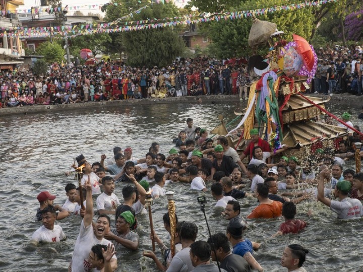 Nepal'de nisan festivali: Baharı ve yeni yılı umutla karşıladılar