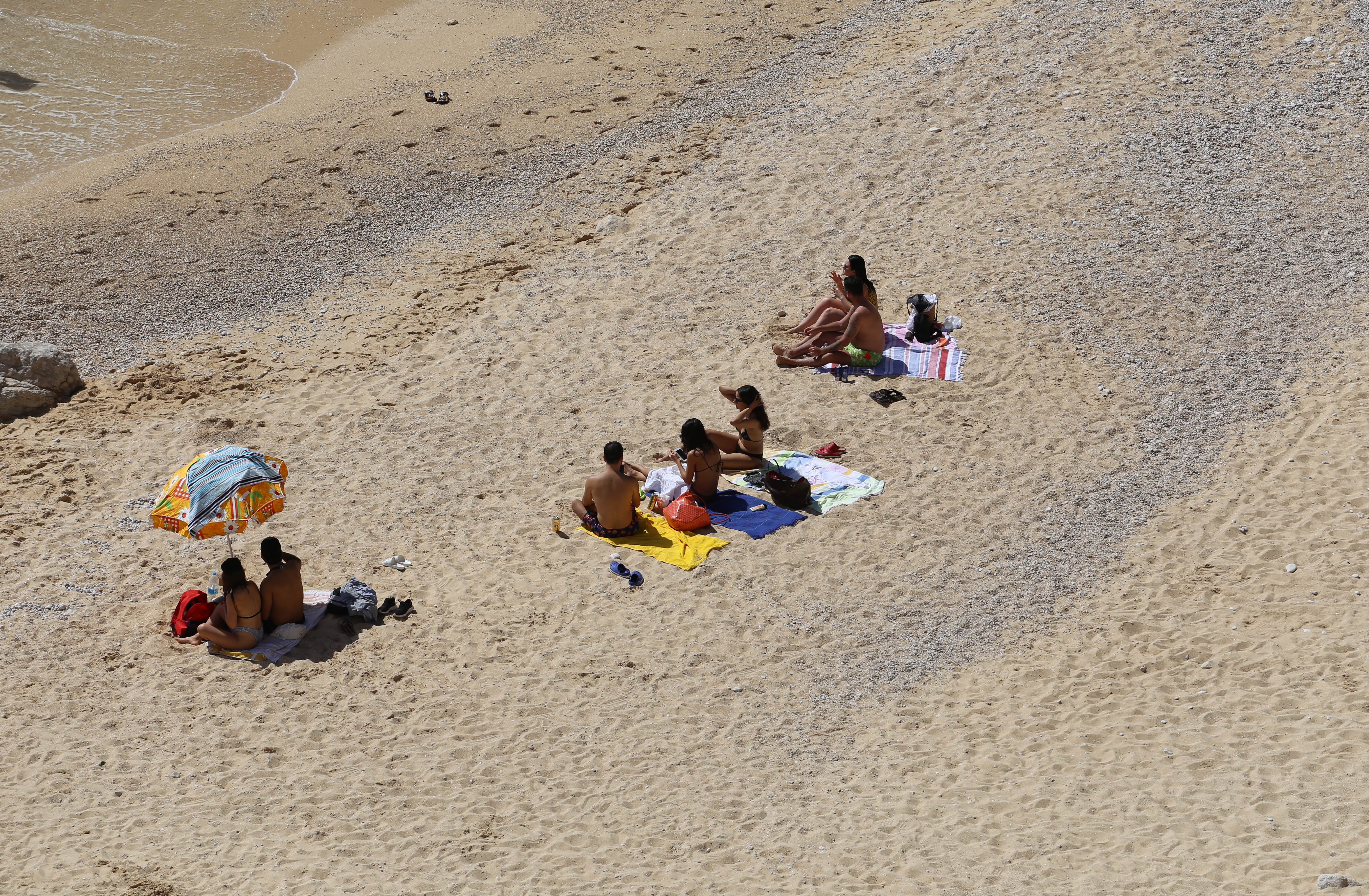 Termometreler 20 dereceyi gösterdi: Turistler Kaputaş Plajı'na akın etti