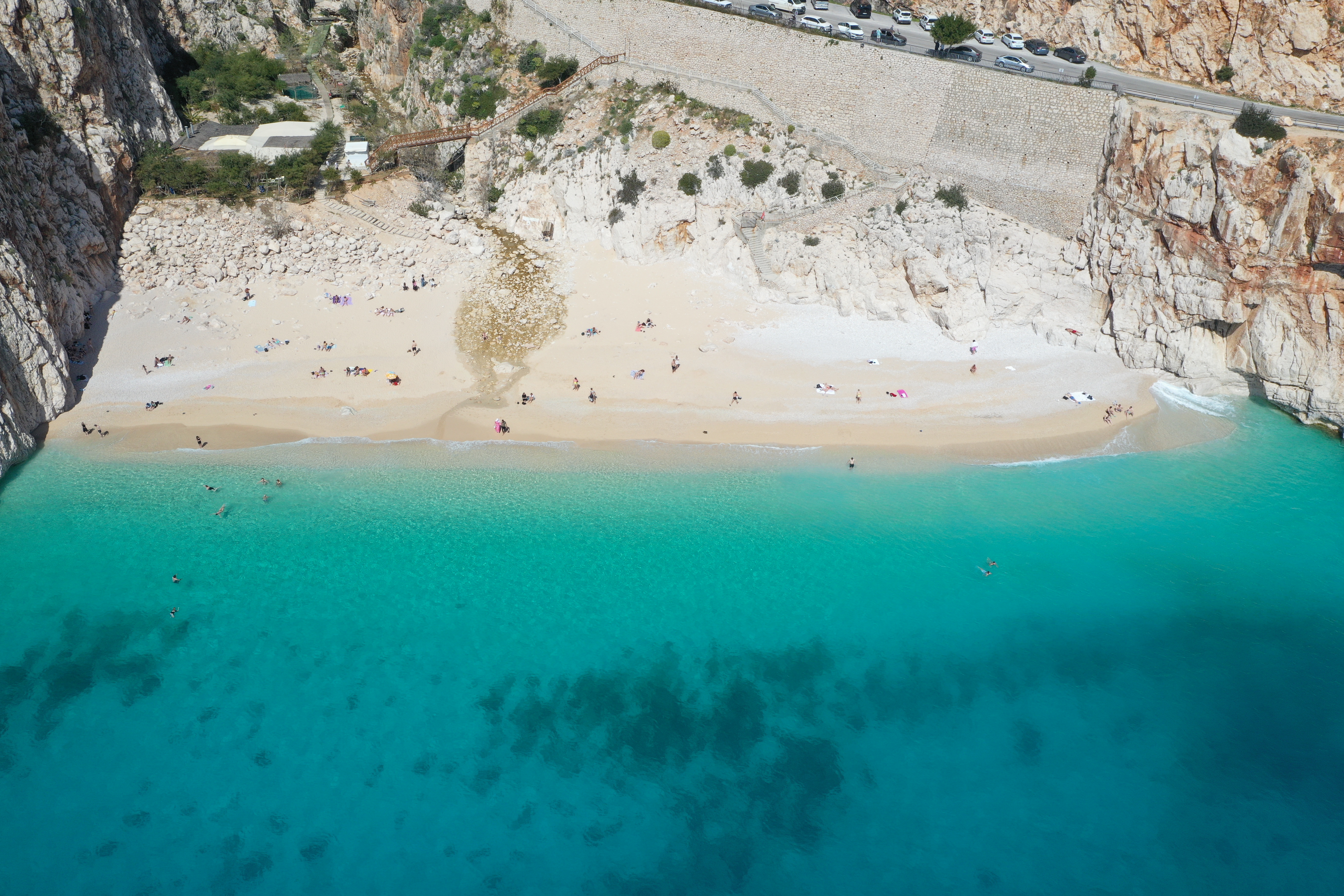 Termometreler 20 dereceyi gösterdi: Turistler Kaputaş Plajı'na akın etti