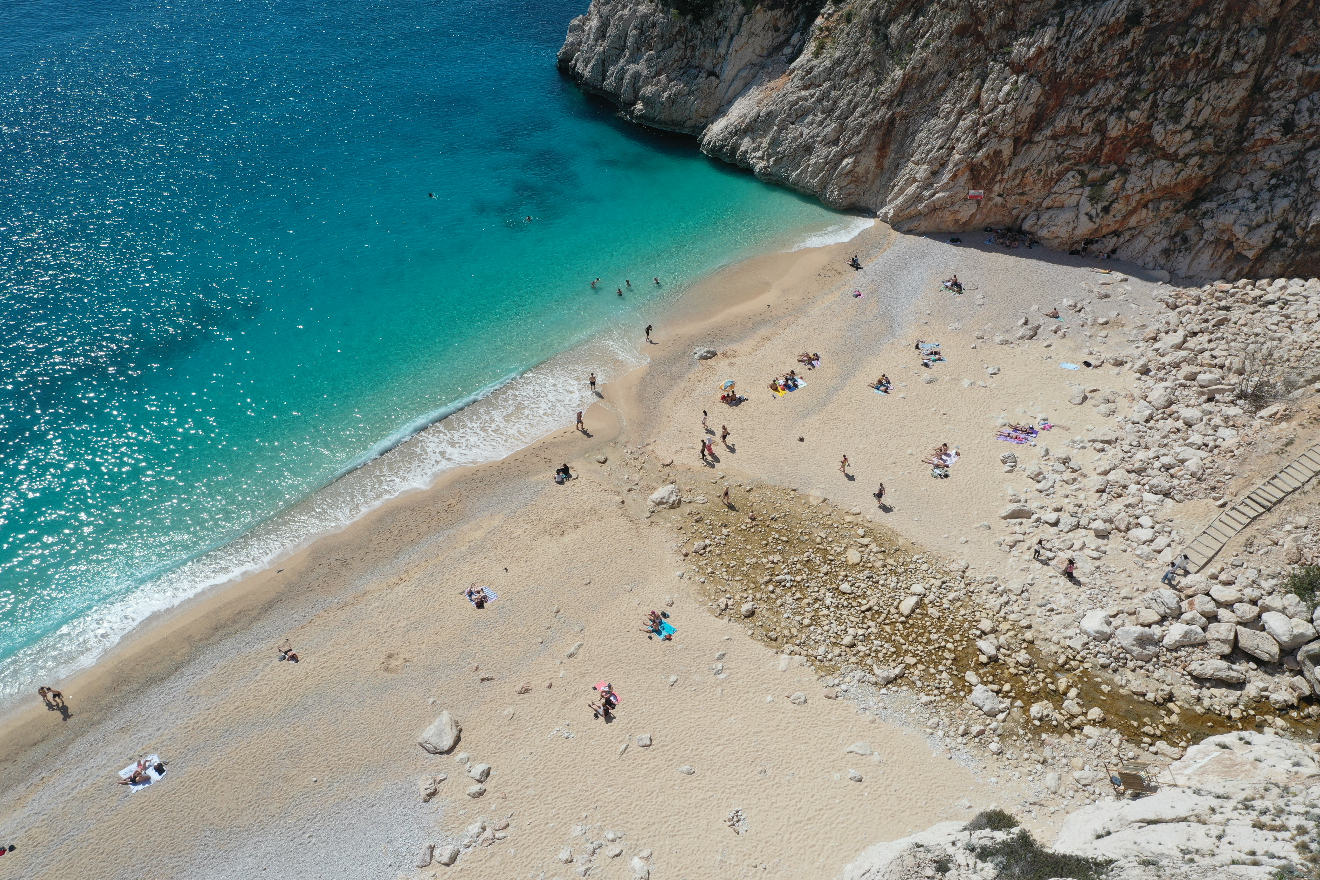 Termometreler 20 dereceyi gösterdi: Turistler Kaputaş Plajı'na akın etti