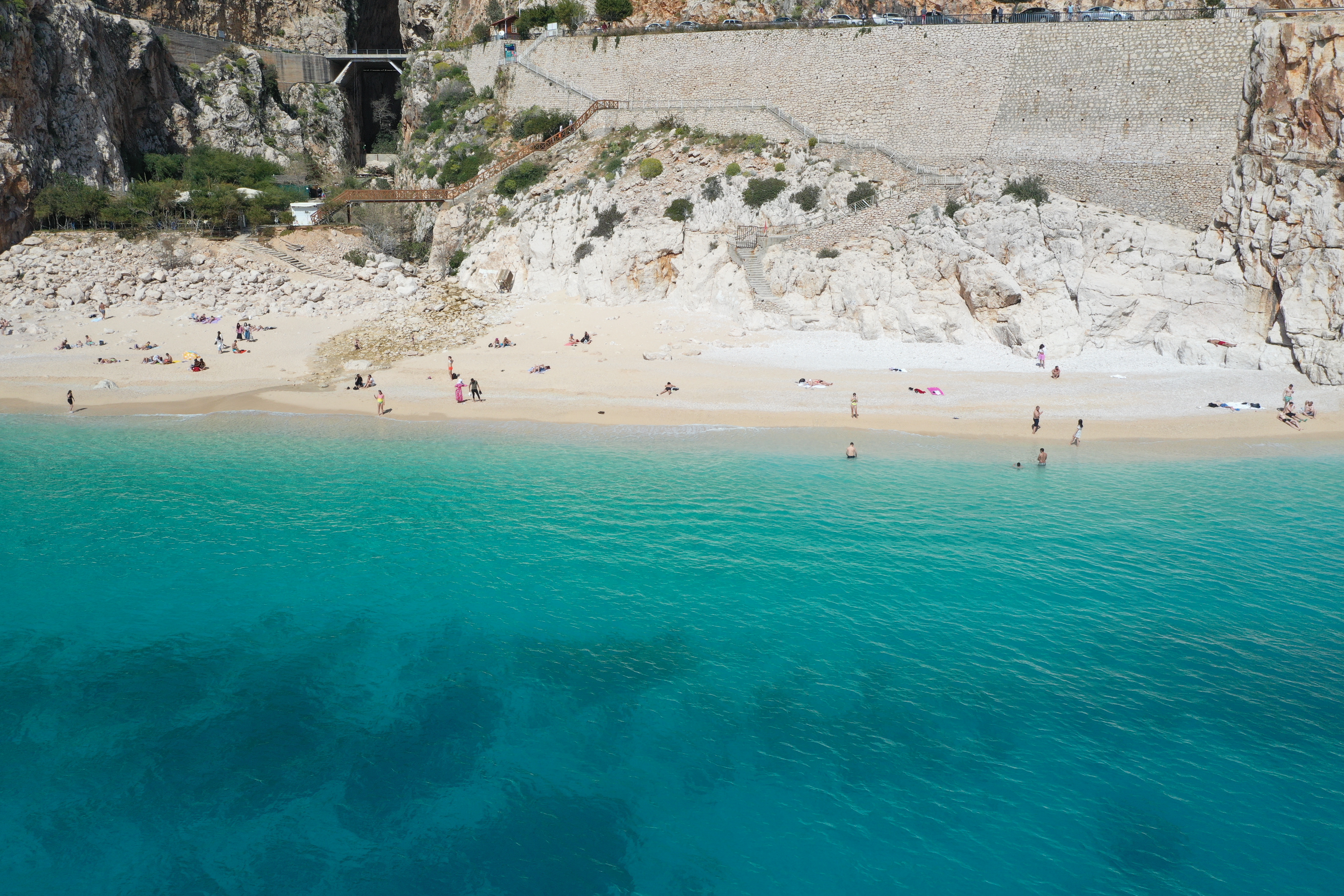 Termometreler 20 dereceyi gösterdi: Turistler Kaputaş Plajı'na akın etti