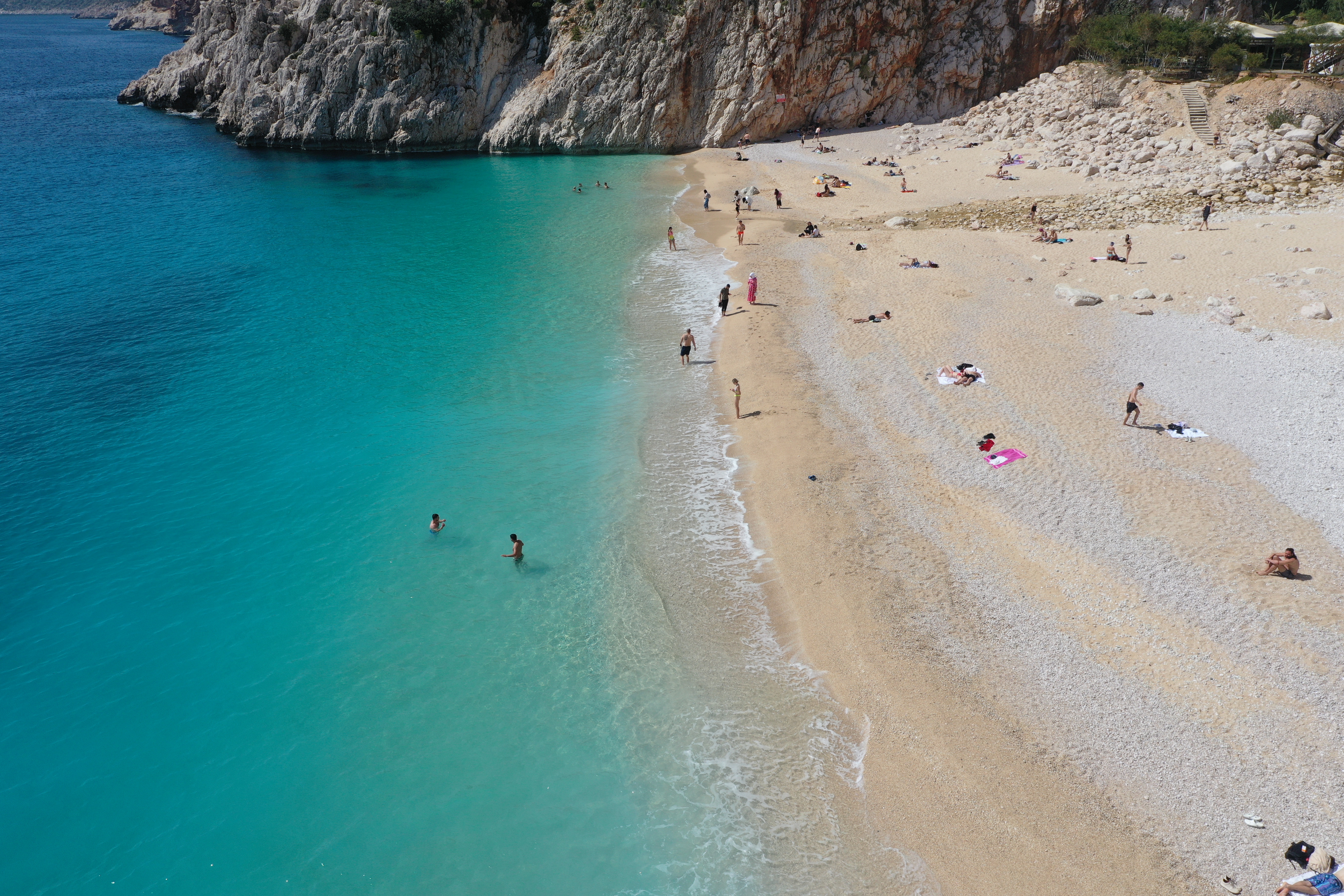 Termometreler 20 dereceyi gösterdi: Turistler Kaputaş Plajı'na akın etti