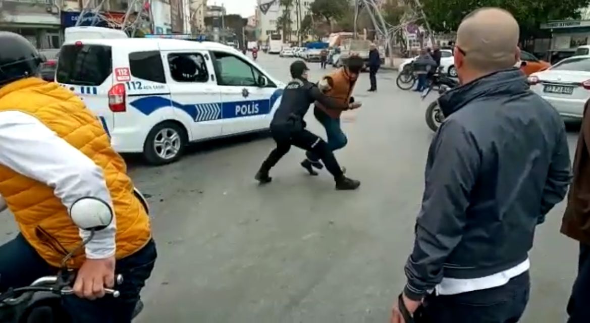 Gözaltına alınan zanlı polis aracının camından atlayarak kaçmaya çalıştı