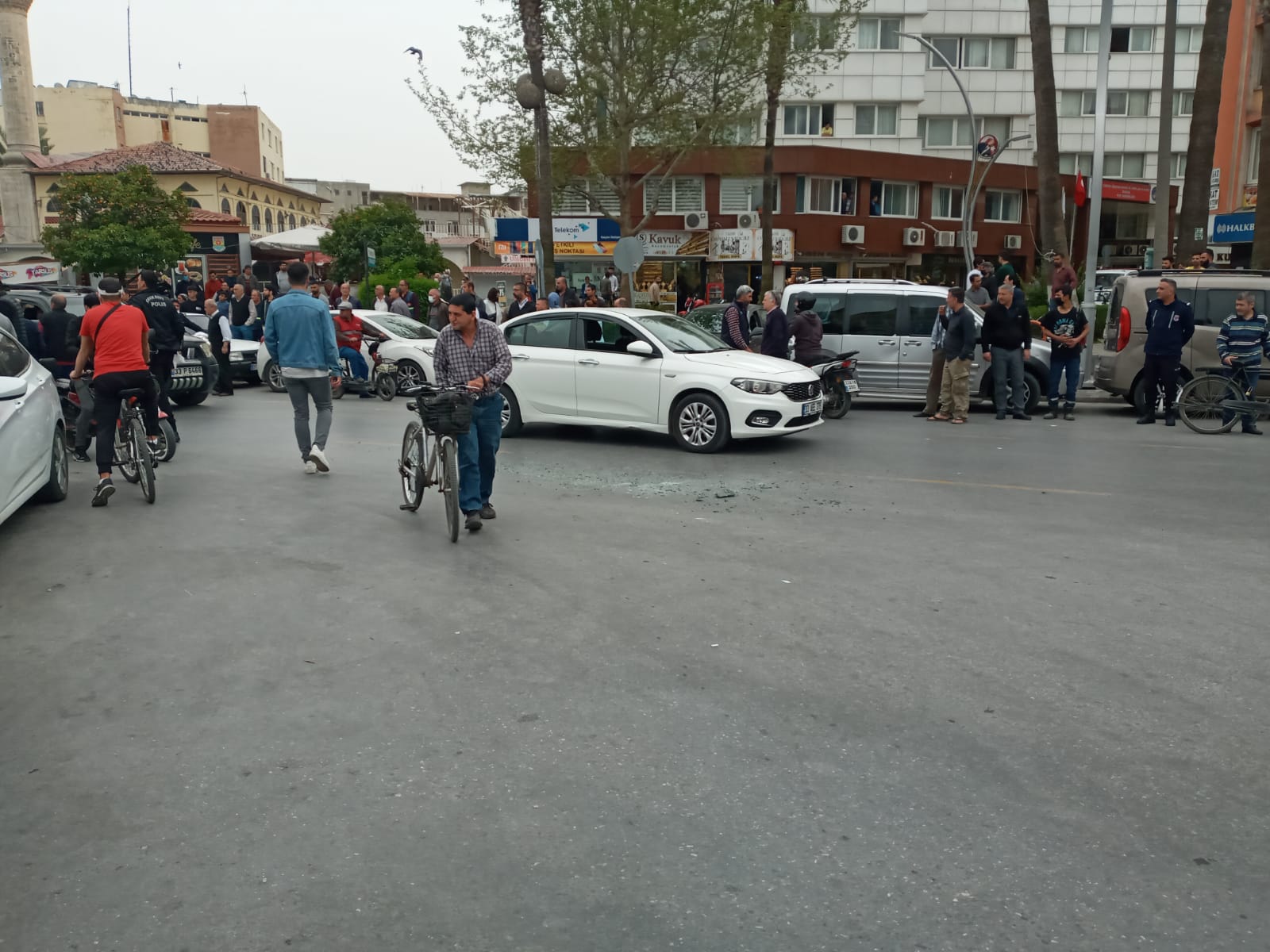 Gözaltına alınan zanlı polis aracının camından atlayarak kaçmaya çalıştı