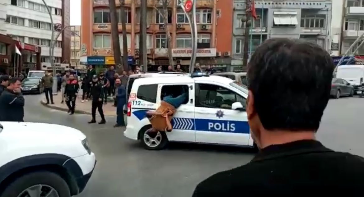 Gözaltına alınan zanlı polis aracının camından atlayarak kaçmaya çalıştı