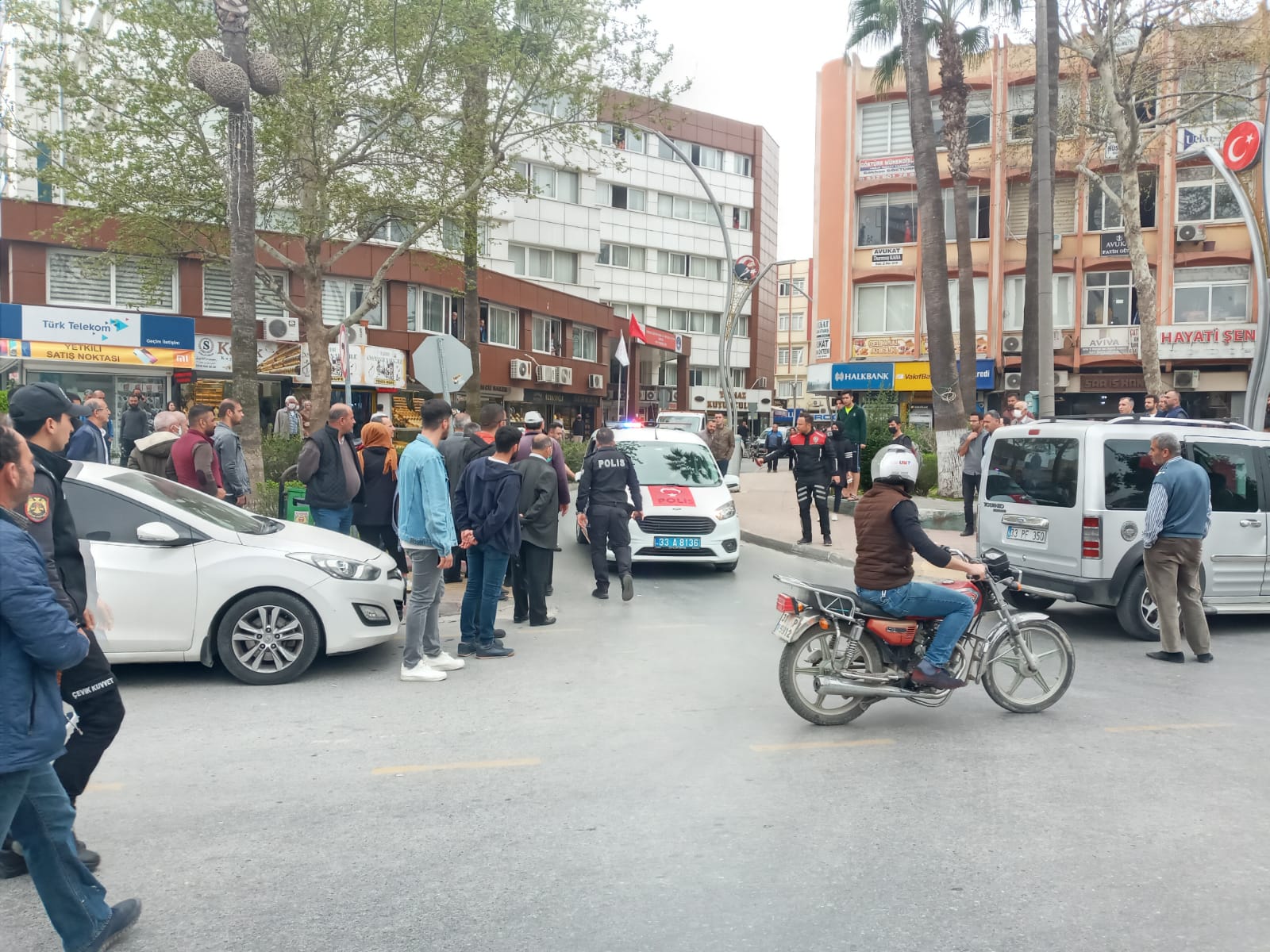 Gözaltına alınan zanlı polis aracının camından atlayarak kaçmaya çalıştı