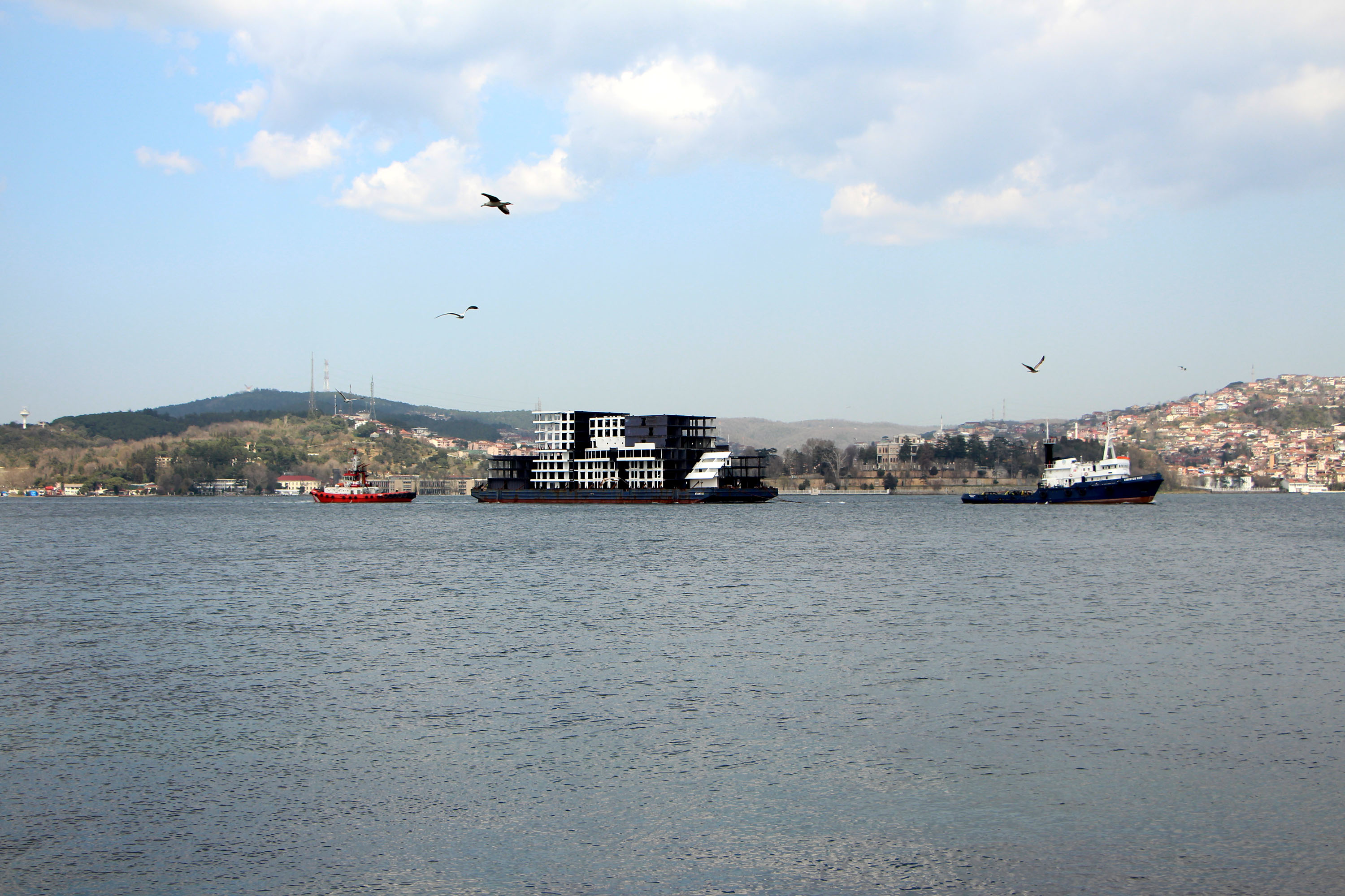 İstanbul Boğazı'ndan 'apartman' geçti