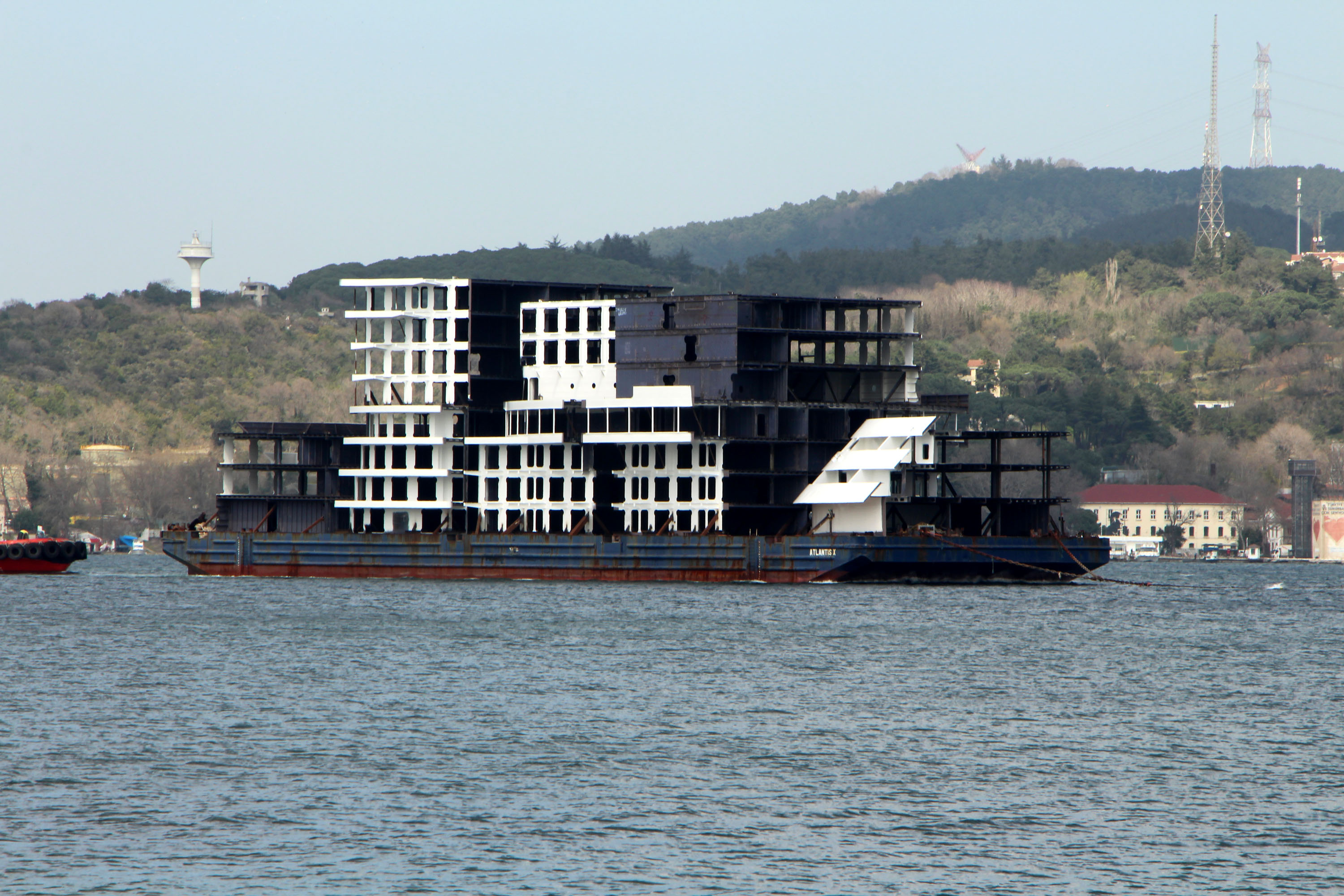 İstanbul Boğazı'ndan 'apartman' geçti