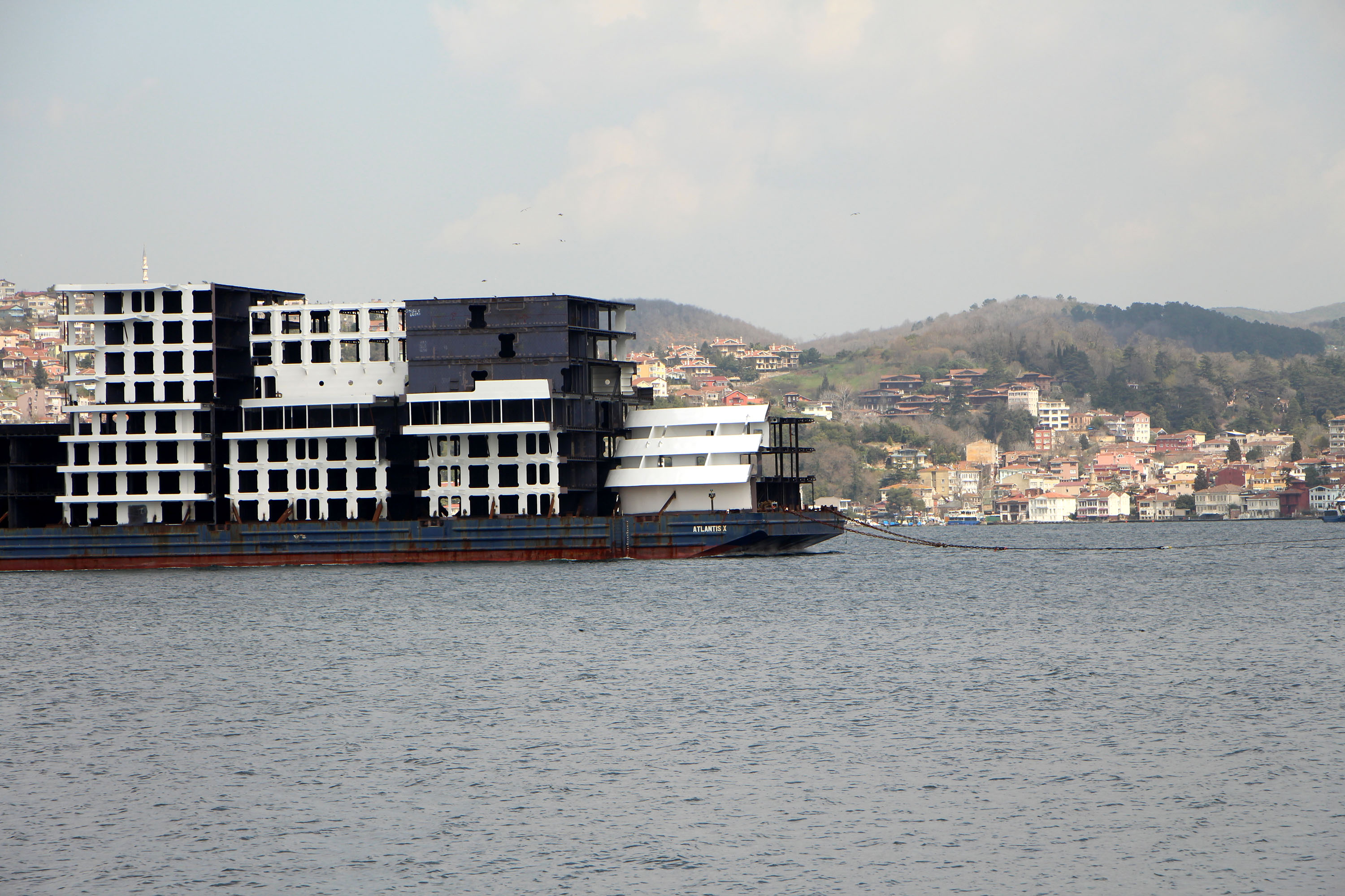 İstanbul Boğazı'ndan 'apartman' geçti