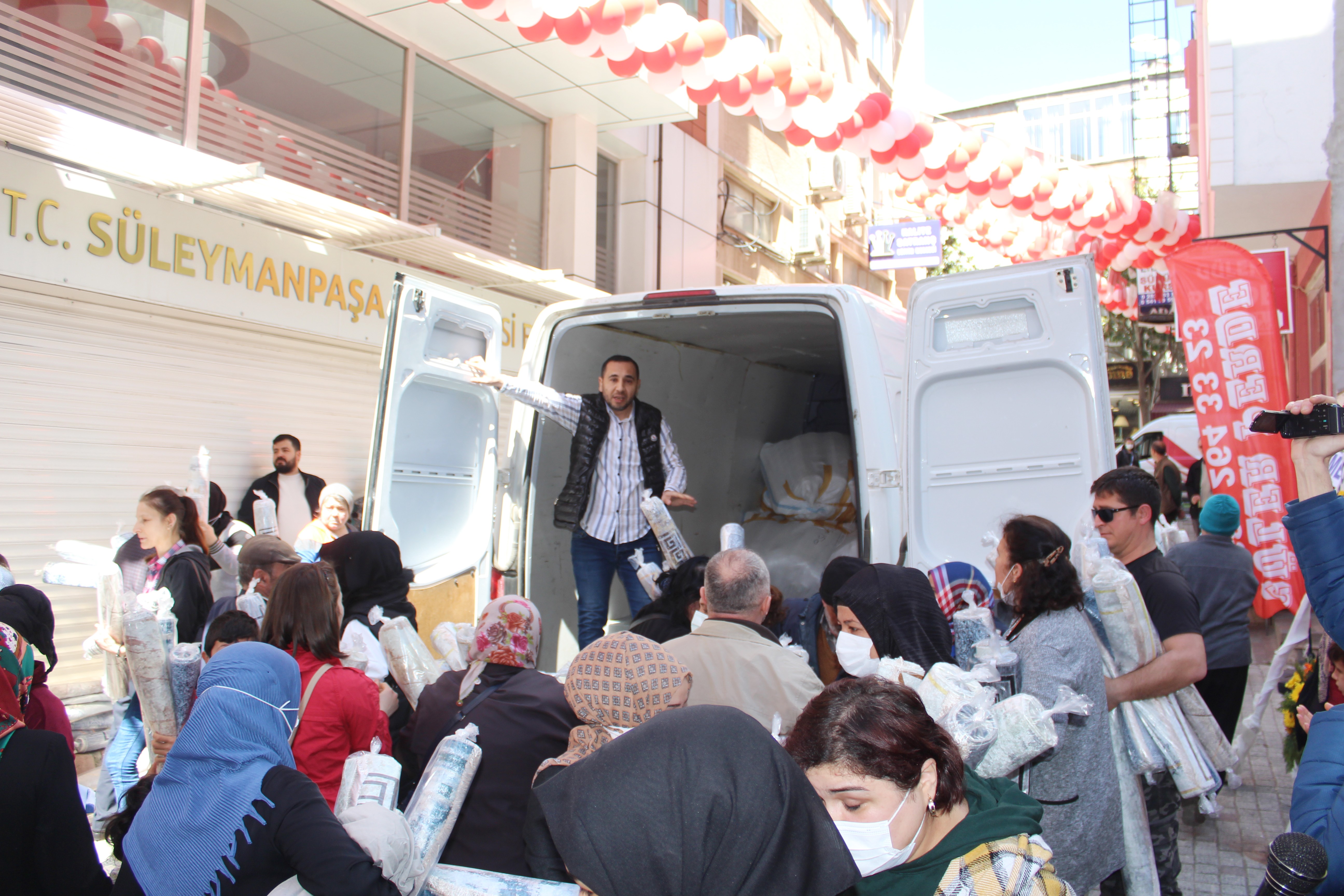 Tekirdağ’da 'indirim izdihamı': Uzun kuyruklar oluştu