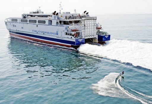 Feribot arkasında su kayağı