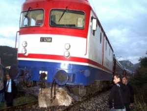 İstanbul - Ankara treni kayaya çarptı