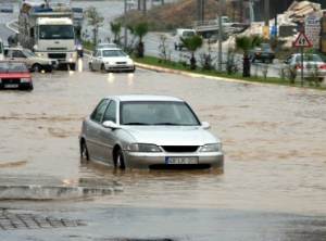 Yağışlar trafiği felç etti