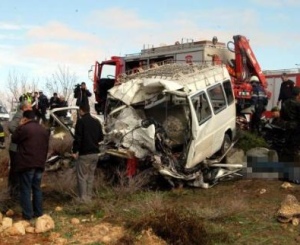 TIR ile minibüs çarpıştı: 9 ölü