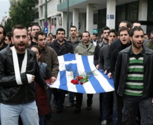 Yunanlı gençler polislere çiçek dağıttı