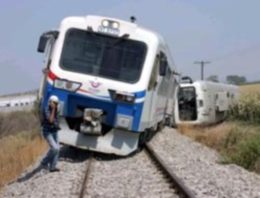 Yolcu treni ile yük treni çarpıştı