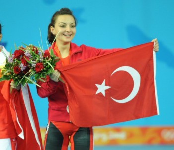 Olimpiyatlarda gümüş madalya kazanan Sibel Özkan'a Cumhuriyet Altını