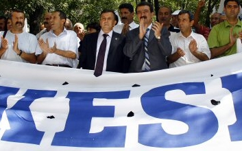 Hakkari'de KESK üyelerinden protesto