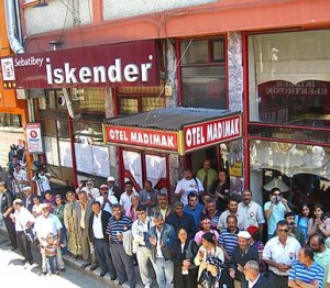 Madımak'tan taşınmak için para bekliyor