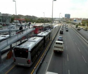 Metrobüs bariyerleri bir can daha aldı