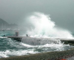 Antalya'da fırtına hayatı olumsuz etkiliyor