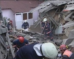 Çöp kamyonu evin üzerine devrildi