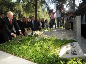 Cem'in mezarına zeytin dalı