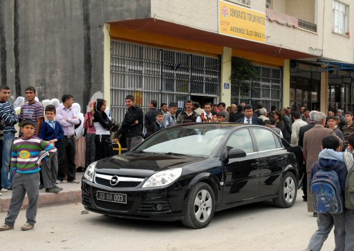 DTP'liler yol kapattı