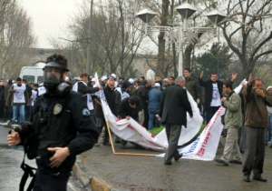 İtfaiyeci eylemine polis müdahalesi