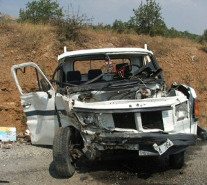 Minibüs park halindeki tıra çarptı: 1 ölü, 18 yaralı