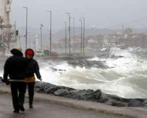 Fırtına İstanbul ve İzmir'de can aldı