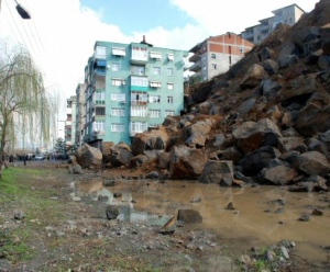 Zonguldak'ta toprak kayması