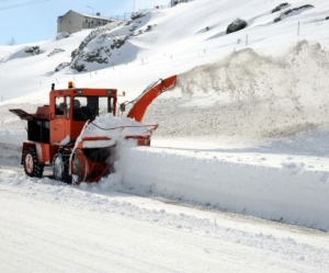 Hakkari'de ulaşıma çığ engeli