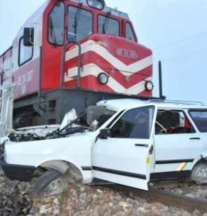 Tren otomobile çarptı: 2 ölü