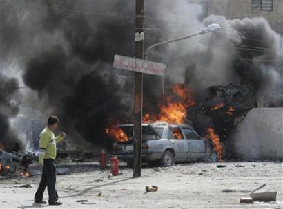 Park halindeki aracın altında el bombası patladı