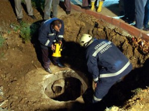 Toprak altında kalan işçi hayatını kaybetti