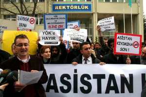 Araştırma görevlilerinden protesto yürüyüşü