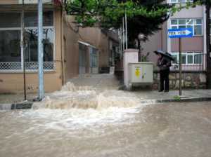 Hatay'da yağış hayatı felç etti