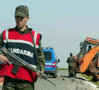 Kazılarda kemik ve gömlek parçaları bulundu