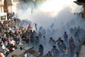 İstanbul'a yürümek isteyen gruba polis müdahelesi