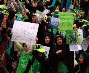 Çarşaflı kadınlardan protesto