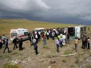 Van'da otobüs devrildi