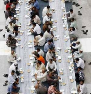 Belediyeden klimalı iftar çadırı