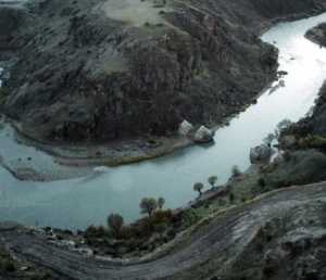 Tunceli'de baraj taşladılar