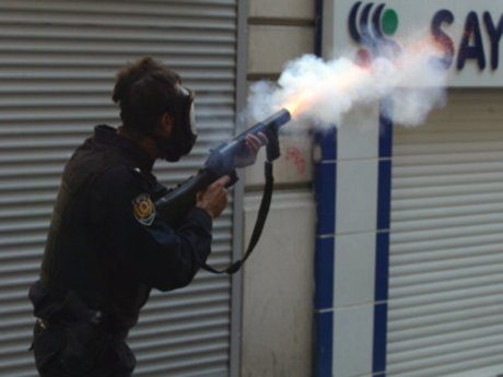 Gaz bombasına 'taziye evi' engeli