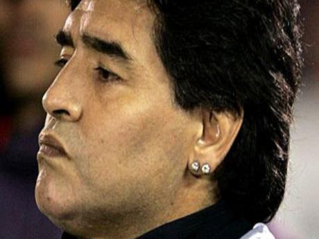 Maradona'nın küpelerine 25 bin Avro