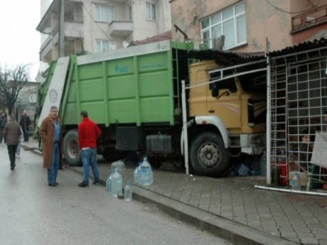 Çöp kamyonu markete girdi