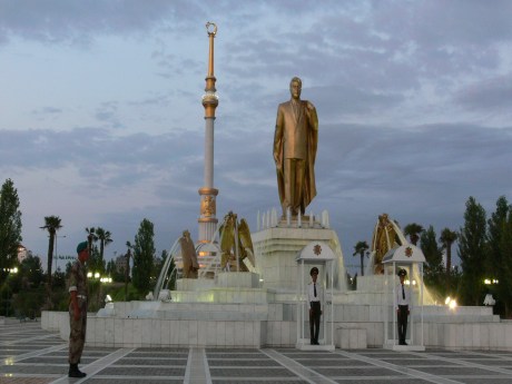 Türkmenbaşı'nın anıtı yerinden kaldırılacak